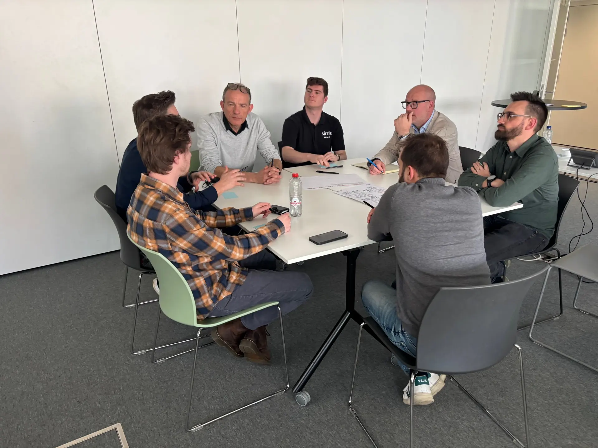 Brainstorm in groepjes rond een tafel bij Sirris in Leuven