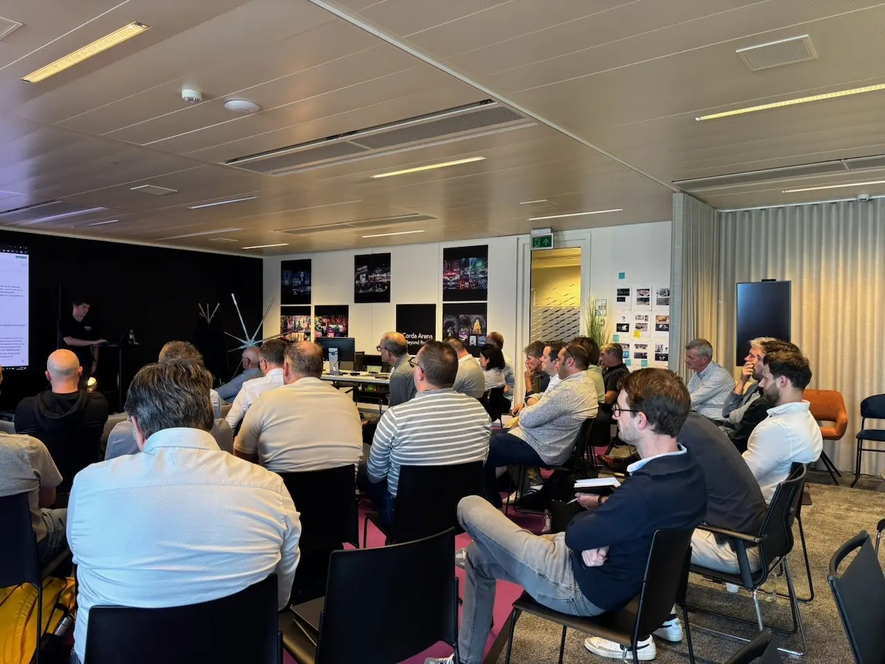 De zaal luistert naar de presentaties